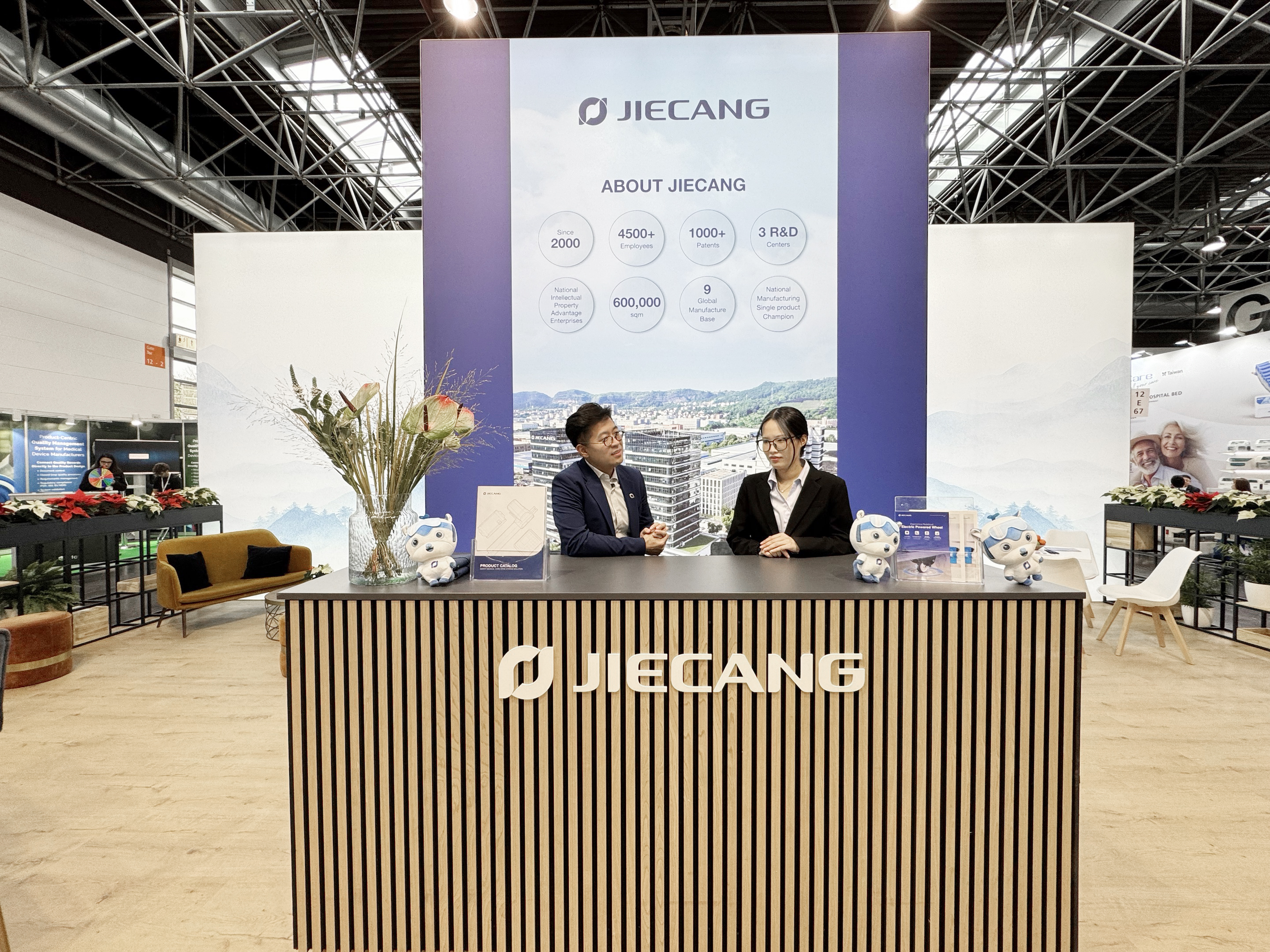 JIECANG Блистает на выставке MEDICA 2025: инновации, создание нового будущего для здравоохранения